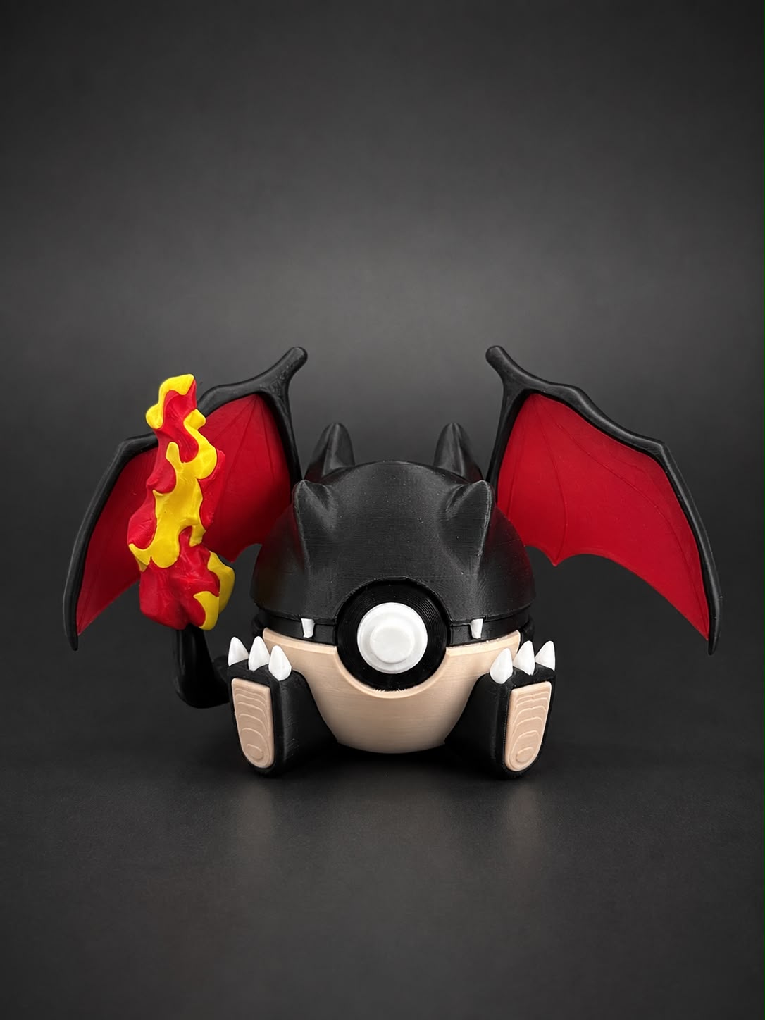 Vista frontal de la pokebola Charizard Shiny